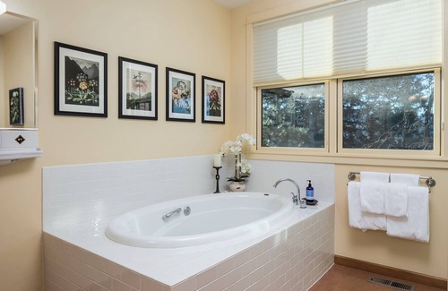 Sherwood Other | Vineyard Farmhouse Stay with Mt. Hood Views. Spacious and Ideal for Large Groups