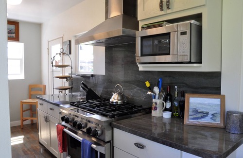 Encinitas House | Vintage Bungalow - 1 Block to Beach Acesss