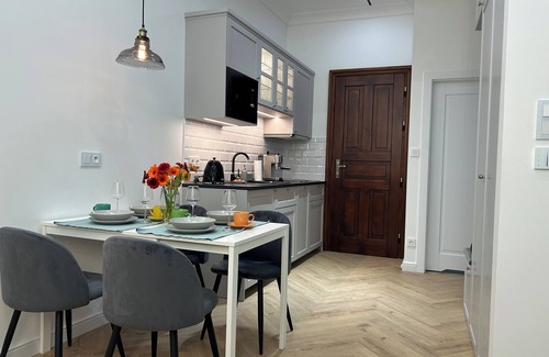 Stradom Apartment | Vintage Charm in Old Town Krakow -8 min walk to Krakow’s Main Square! Sleeps 6