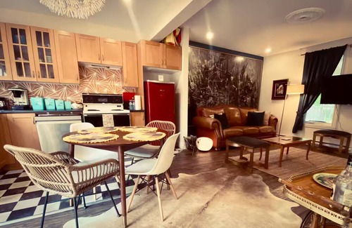 Hudson House | Vintage decor for a retro-chic stay in Hudson