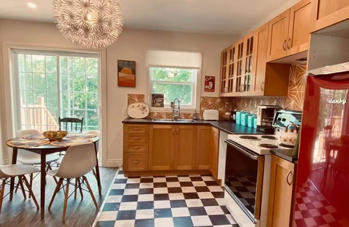 Hudson House | Vintage decor for a retro-chic stay in Hudson