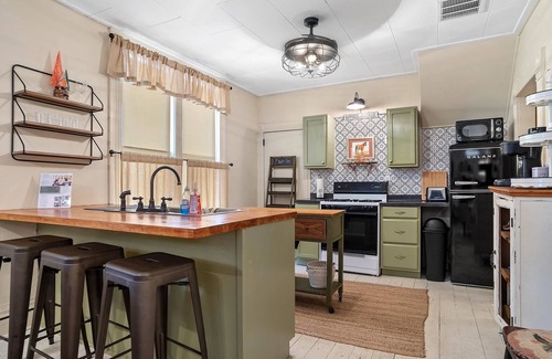 Deadwood House | Vintage Villa - Charming Restored Miner's Cottage