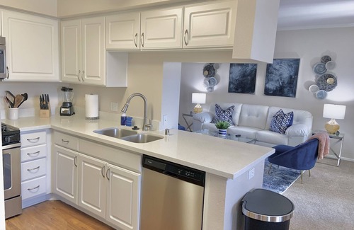 Valencia Apartment | VIP 2 King beds, Fast Wi-Fi, and smart TV's