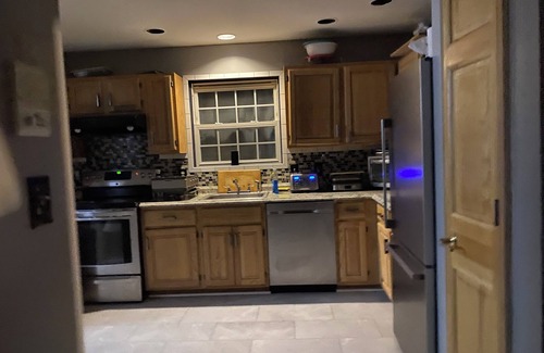 East Stroudsburg House | VIP All-Inclusive Pocono Getaway- Water Park + Casino 4BR, 2.5 Bath