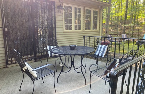 East Stroudsburg House | VIP All-Inclusive Pocono Getaway- Water Park + Casino 4BR, 2.5 Bath