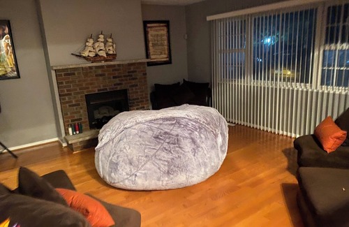 East Stroudsburg House | VIP All-Inclusive Pocono Getaway- Water Park + Casino 4BR, 2.5 Bath