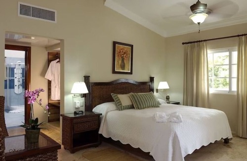 Los Maestros Resort | VIP Confesi Suite closest to beach/pools