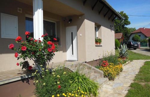 Balatonszemes Apartment | Virágos Apartman Balatonszemes