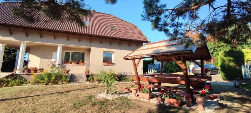 Balatonszemes Apartment | Virágos Apartman Balatonszemes
