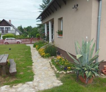 Balatonszemes Apartment | Virágos Apartman Balatonszemes