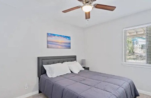 Lago Vista House | Visit the Lake from a Modern Retreat! 4BR 3BA w/ Huge Lot & Trailer Parking