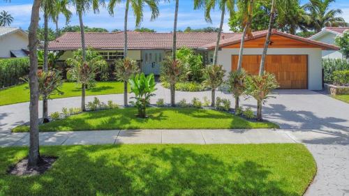Miami Lakes House | Vista Azul Lake Front Home with Hot Tub and Swim Spa, Fishing Dock, Gym, Game Room with Darts, Ping Pong, A Pool Table and more!