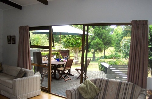 Pauanui Cottage | VISTA VERDE - PAUANUI BACH, family friendly, with a garden in Pauanui
