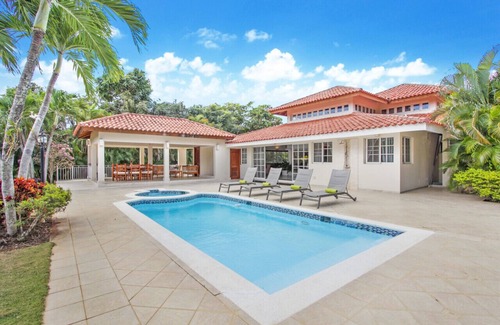 Vivero Villa | Vivero 24: Cozy villa w/pool, Jacuzzi, waiter and housekeeper