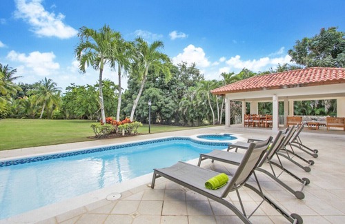 Vivero Villa | Vivero 24: Cozy villa w/pool, Jacuzzi, waiter and housekeeper