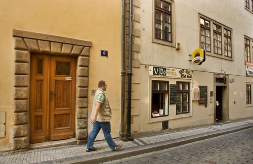Mala Strana Apartment | Vlasska 9 - Beautiful Historic 17th century Apt for 2 near Castle - City Centre