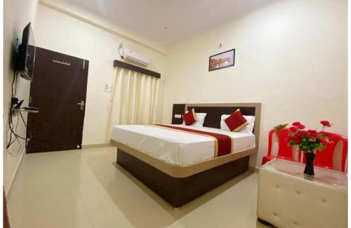 Varanasi Hotel | VNX - HOTEL Nath # PALACE Near Kashi Vishwanath Temple - Free Public Parking and Wifi Facilities - Air Conditioning Room