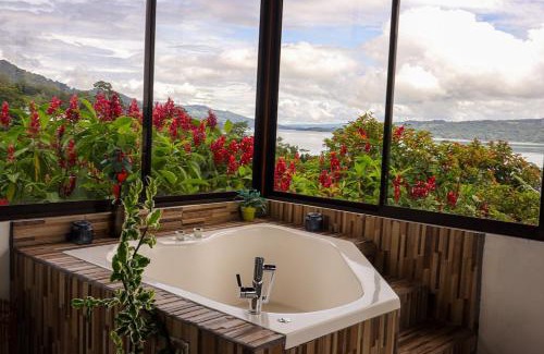 El Fosforo Apartment | Volcano & Lake View Oasis with Scenic Tub