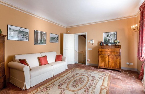 Vorno Villa | Vorno Villa Sleeps 12 Pool Air Con WiFi