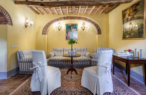 Vorno Villa | Vorno Villa Sleeps 12 Pool Air Con WiFi