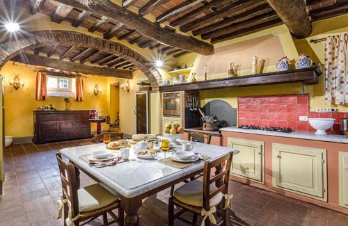 Vorno Villa | Vorno Villa Sleeps 12 Pool Air Con WiFi