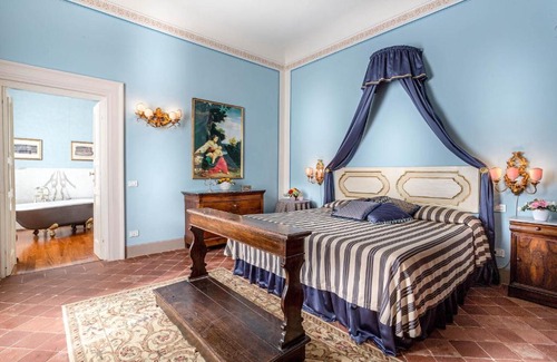 Vorno Villa | Vorno Villa Sleeps 12 Pool Air Con WiFi