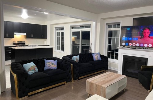 Brampton House | VRBO 6 Bedroom 3.5 Bath Awesome Corner Property for SHORT TERM RENTAL