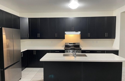 Brampton House | VRBO 6 Bedroom 3.5 Bath Awesome Corner Property for SHORT TERM RENTAL