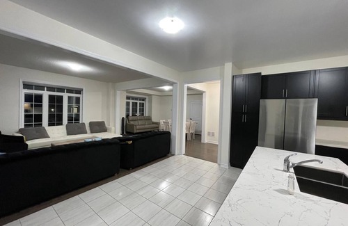 Brampton House | VRBO 6 Queen Beds in 6 Bedrooms with 3 Bedrooms Having Attached Bath