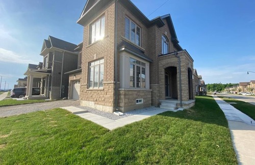 Brampton House | VRBO 6 Queen Beds in 6 Bedrooms with 3 Bedrooms Having Attached Bath