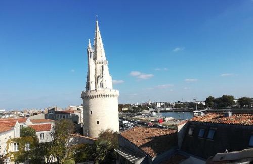 La Rochelle City Centre Apartment | Vue Superbe sur Tour de la Lanterne T2 avec Terrasse Remparts 2