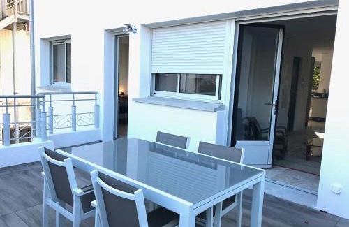 La Rochelle City Centre Apartment | Vue Superbe sur Tour de la Lanterne T2 avec Terrasse Remparts 2