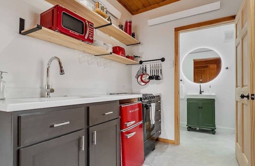Rapid City Apartment | W St. Louis · Guest Suite-Hot Tub-Close to Town