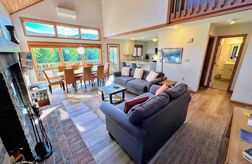 Bretton Woods House | W29 Renovated Bretton Woods condo with ski slope views, A/C, fireplace and fast wifi, Dog Friendly!