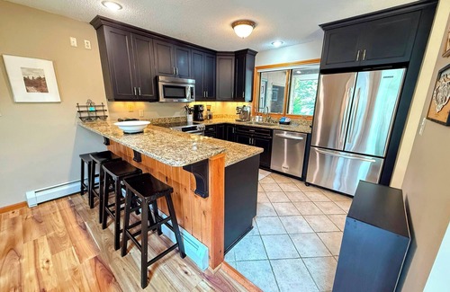 Bretton Woods House | W9 Renovated Bretton Woods condo with great ski slope views, A/C fireplace, 1 minute from skiing!