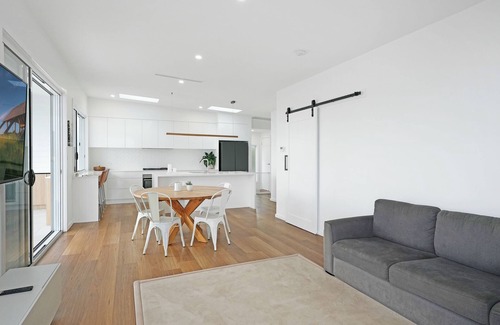 Bombo House | Wadjiid Yarra (Beach Cave). The perfect getaway for a retreat with ocean views.