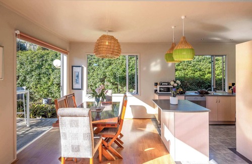 Ostend House | Waiheke Oasis Summary