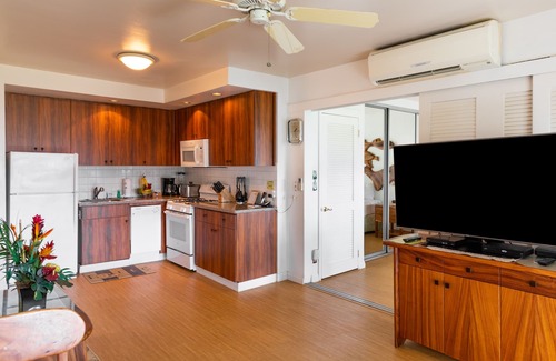 Waikiki Condo | Waikiki Shore 1 bedroom with large lanai on Waikiki Beach - free parking & WiFi