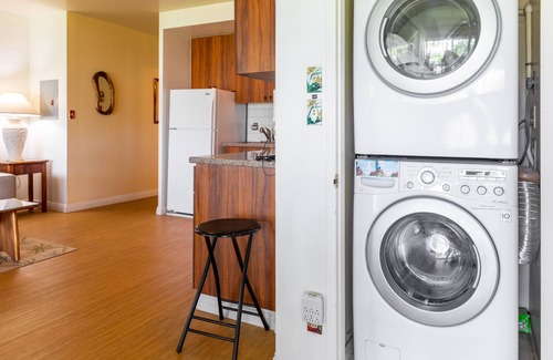 Waikiki Condo | Waikiki Shore 1 bedroom with large lanai on Waikiki Beach - free parking & WiFi