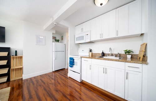 Waikiki Apartment | WAIKIKI WAVES - ALOHA SUITE, PERFECT FOR 2