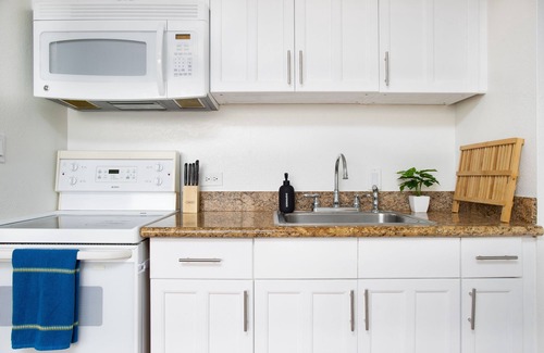 Waikiki Apartment | WAIKIKI WAVES - ALOHA SUITE, PERFECT FOR 2