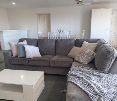 Waiwera House | Waiwera Clifftop - Eagle's Rest