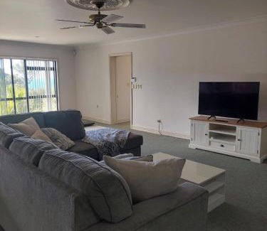 Waiwera House | Waiwera Clifftop - Eagle's Rest
