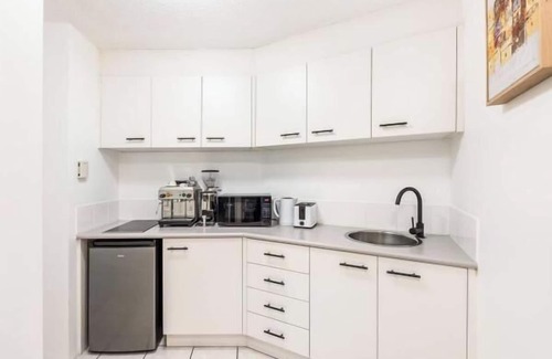 Urangan Apartment | Wake to the Waves – 182A/182B Dual Key Oceanfront Apartment