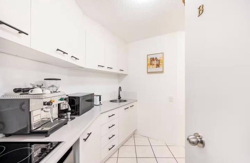 Urangan Apartment | Wake to the Waves – 182A/182B Dual Key Oceanfront Apartment