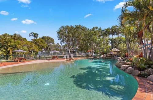 Urangan Apartment | Wake to the Waves – 182B Studio Oceanfront Apartment