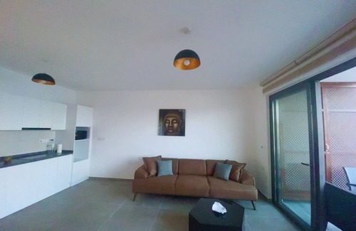 Kucukerenkoy Apartment | Wake Up by the Sea · Oceanfront Garden Retreat with Pool