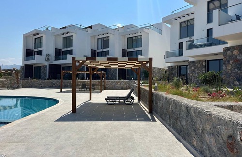 Kucukerenkoy Apartment | Wake Up by the Sea · Oceanfront Garden Retreat with Pool