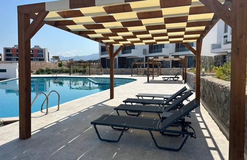 Kucukerenkoy Apartment | Wake Up by the Sea · Oceanfront Garden Retreat with Pool