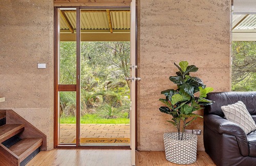 Quedjinup Cottage | Wake up to serenity, kangaroos & rural views.